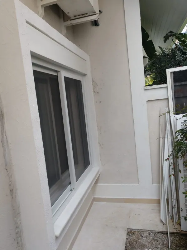 Janela de correr com persiana integrada