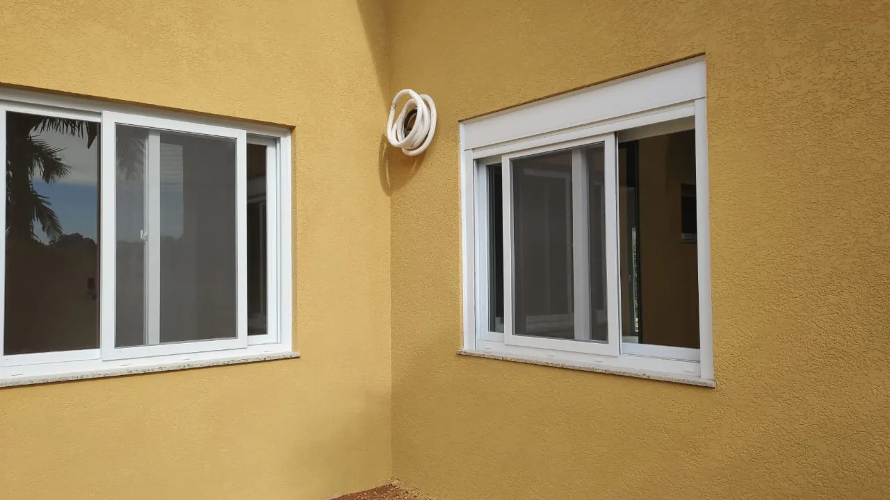 Janela de pvc com persiana