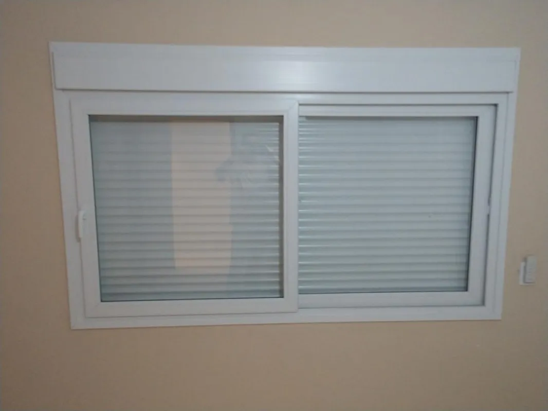 Janela pvc com persiana integrada