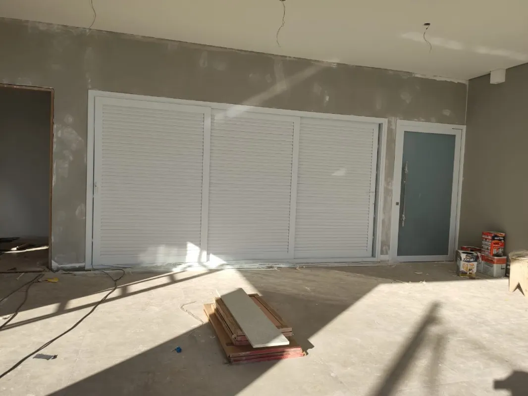 Porta de abrir com veneziana