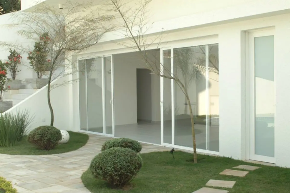 Porta de correr de pvc para área externa